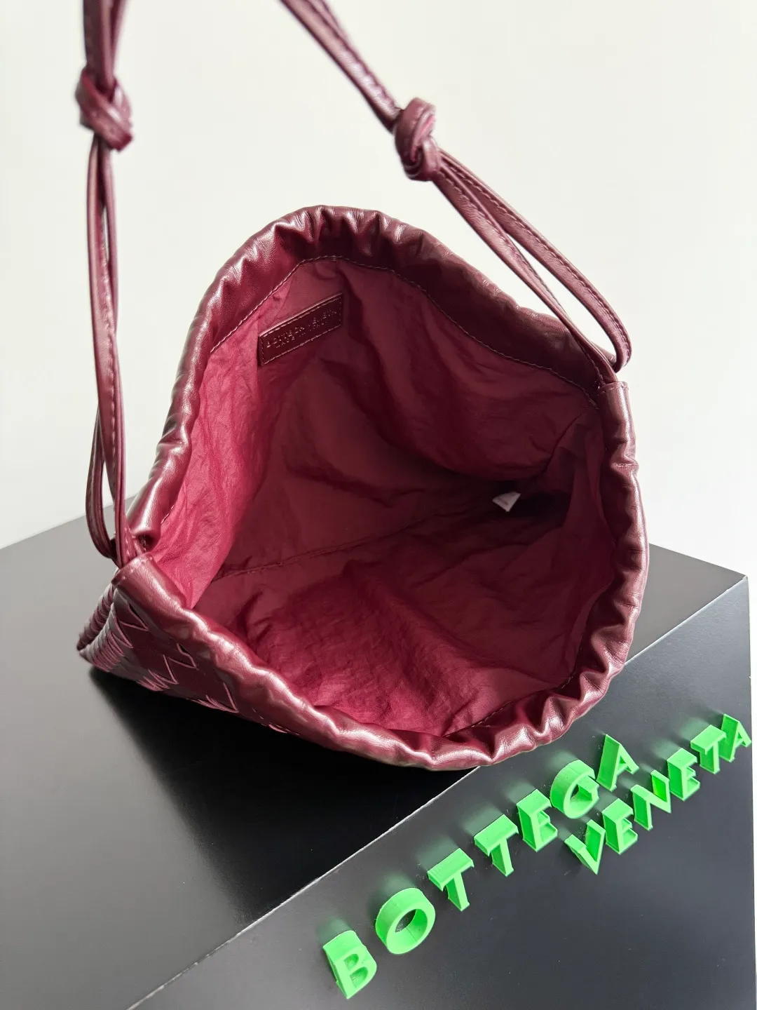 Batch 1560 Armpit bags have become a fashionable item that every girl has in their hands in recent years🛍️. The elegant and simple style has won the love of many people of different ages. However, there is an unavoidable trouble with armpit bags, that is, the capacity is too small, and BOTTEGA VENETA’s new Dustbag Considering people's travel needs, the capacity of garbage bags has been greatly upgraded. Folding umbrellas, water cups, and girls' makeup powder and lipstick can all be accommodated. It is very light and resistant to dirt. Even if you have a lot of things when traveling, it can reduce the burden to a certain extent. The shoulder straps are buckled and can be changed at will. It can be used for hand holding or as the liner of a large bag. After the drawstring is drawn, it looks like a cloud bag. It is very suitable for concave styling when traveling in summer🙋🏻‍♀️ Style number: 796728 Size: 32*23*1cm